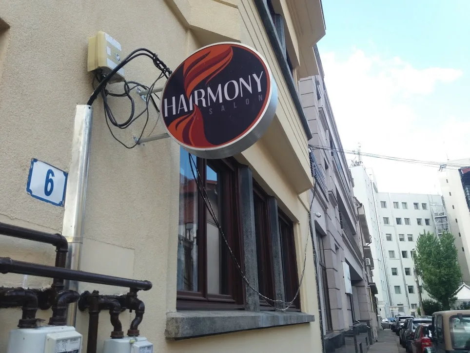 Firma Hairmony pe fațada casei